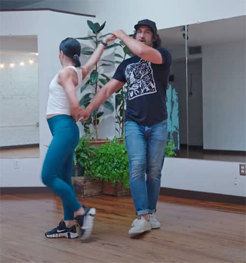 Posizione alla spagnola nella setenta della salsa cubana